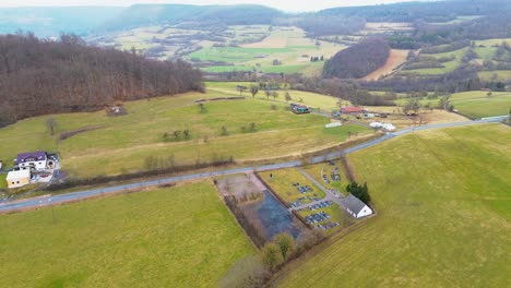 Atemberaubende-Aussicht-Auf-Einen-Zug,-Der-Sich-An-Einem-Frostigen-Tag-Einem-Dorf-Nähert