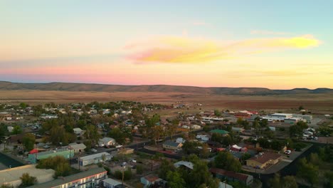 Ciudad-De-Seligman-Durante-La-Puesta-De-Sol-Con-Un-Cielo-Colorido-En-Arizona,-Estados-Unidos