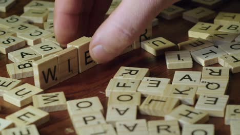 Scrabble-Steine-Ausgetauscht,-Gewinner-Im-Spiel-In-Wiener-Verwandelt