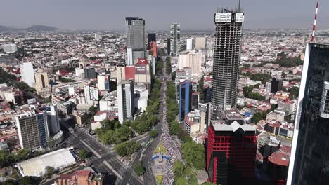 Großer-8-minütiger-Marsch-Auf-Der-Avenida-Reforma-In-Mexiko-Stadt