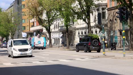 Día-Soleado-En-La-Calle-Sveavagen-De-Estocolmo-Con-Coches,-Peatones-Y-Tráfico-Urbano.