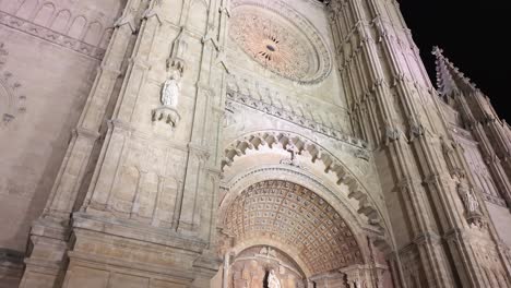 Nachtansicht-Der-Gotischen-Kathedrale-Von-Palma-De-Mallorca,-Beleuchtete-Fassade