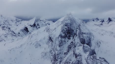 Vista-Aérea-Del-Hermoso-Paisaje-De-La-Montaña-Nevada-De-Noruega-Durante-El-Invierno