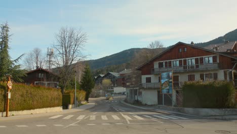 Tranquilo-Pueblo-Alpino-De-Les-Carroz-D&#39;arâches-Con-Calles-Desnudas-En-Invierno,-Impacto-Del-Cambio-Climático