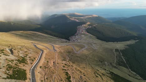 Carretera-Escénica-Transalpina-En-Las-Montañas-De-Los-Cárpatos,-Rumania---Antena-4k