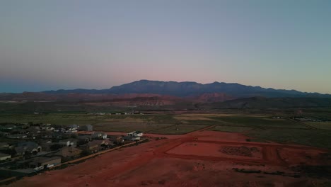 Campos-Y-Montañas-Que-Rodean-La-Ciudad-De-Huracanes-En-Utah---Disparo-Aéreo-De-Drones