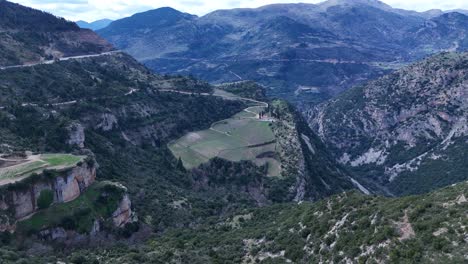 Imágenes-Aéreas-De-Una-Pequeña-Granja-Escondida-En-Las-Montañas-|-4k-60fps