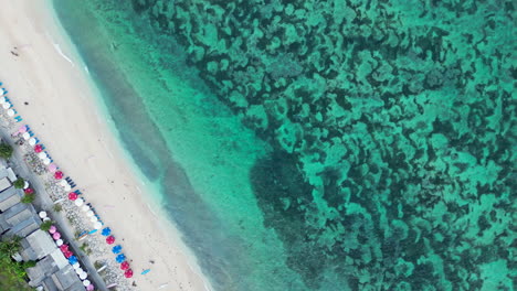 Tropisches-Blaues-Wasser-Vor-Pandawa-Beach-In-Uluwatu,-Bali,-Indonesien