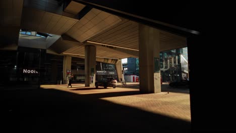 Viaducto-De-Paso-Elevado-De-Hormigón-Moderno-En-La-Estación-Amsterdam-Noord-Hermoso-Iluminado-Por-Poca-Luz-Solar