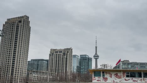 Nubes-Moviéndose-Sobre-Condominios-Y-Torre-Cn,-Timelapse-De-Toronto