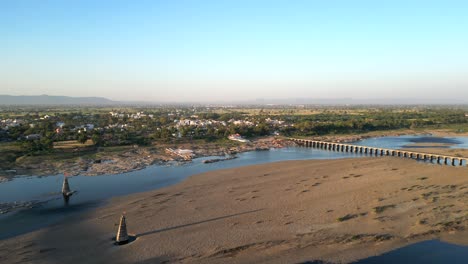 Drone-Acercándose-Al-Río-Narmada-En-Madhya-Pradesh