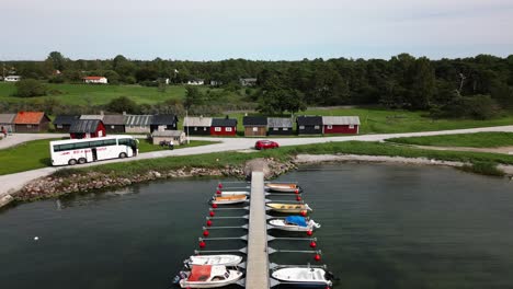 Kleiner-Hafen-Mit-Vielen-Kleinen-Booten,-Kleines-Dorf,-Ozean,-Visby,-Schweden,-Drohne