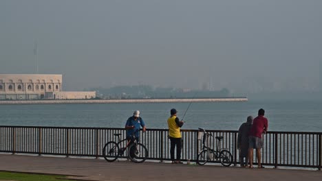 Residentes-Pescando-Durante-Una-Mañana-Brumosa-En-La-Laguna-Khalid-En-Sharjah,-Emiratos-Árabes-Unidos