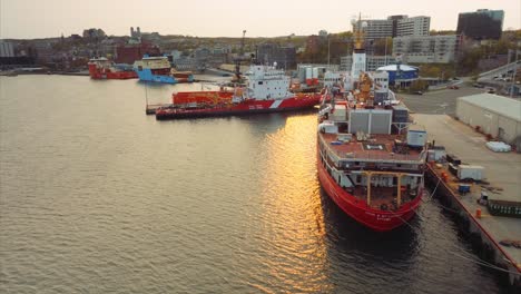 Buques-De-La-Guardia-Costera-Canadiense-En-El-Puerto-De-Halifax-Al-Atardecer