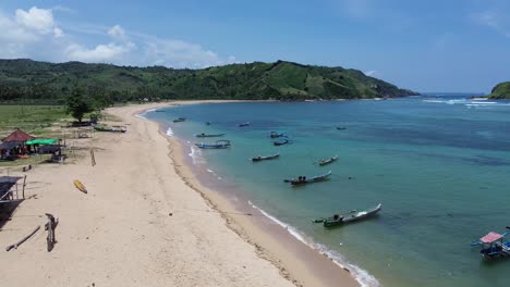 Hermosa-Vista-A-La-Playa-Con-Barcos-Pesqueros,-Restaurantes-Locales-Y-Turistas.