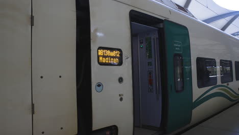 Haramain-train-at-Madinah-stop-awaiting-passengers