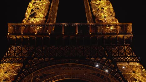 Brillante-Primer-Piso-De-La-Torre-Eiffel-Por-La-Noche-En-Champ-De-Mars