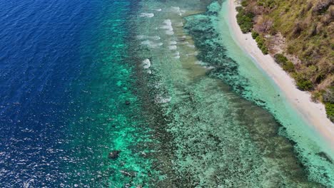 Drohnenaufnahmen-Eines-Langen-Tropischen-Strandes-In-Der-Nähe-Von-Palawan-Auf-Den-Philippinen