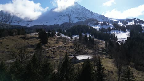 Der-Blick-Auf-Das-Dorf-Frontalpstock-Im-Schweizerischen-Glarus,-Das-In-Einem-Grünen-Tal-Am-Fuße-Der-Alpen-Liegt,-Ist-Atemberaubend