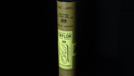 Botella-De-Whisky-Bourbon-Recto-De-Kentucky-De-Barril-único-Eh-Taylor-Que-Gira-360-Grados-Con-Un-Fondo-Negro-De-La-Destilería-Buffalo-Trace