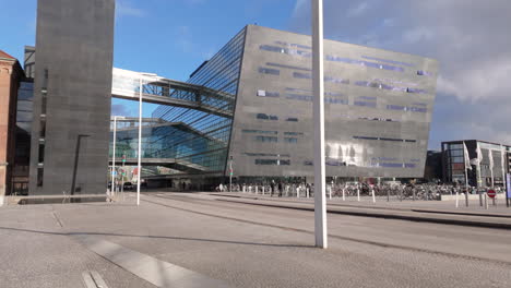 Street-traffic-with-view-of-neomodern-Black-Diamond-in-Copenhagen