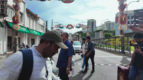 Vídeo-En-Cámara-Lenta-De-Personas-Cruzando-La-Carretera-Serangoon-En-La-Famosa-Pequeña-India-De-Singapur