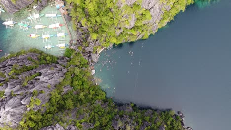 Gezackter,-Scharfer-Felsgrat,-Der-Den-Süßwassersee-Barracuda-Vom-Meer-Auf-Der-Philippinischen-Insel-Coron-Trennt,-Luftaufnahme-Von-Oben-Nach-Unten