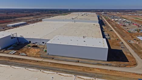 Aerial-approach-of-Ford's-Megacampus-BlueOval-City-and-its-electric-vehicle-and-battery-manufacturing-in-Stanton,-Tennessee