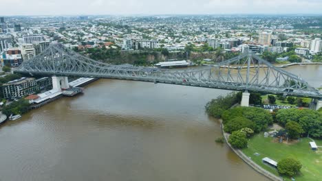 Vista-Aérea:-El-Puente-Story-De-Brisbane-Con-Tráfico-Y-Río-Debajo