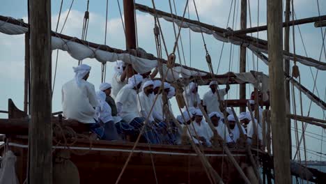 Matrosen-Auf-Einem-Alten-Segelboot-Singen-Traditionelle-Lieder-Beim-Maritimen-Festival-In-Abu-Dhabi