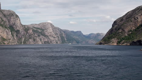 Dolly-Zoom,-Tief-über-Dem-Wasser-Des-Lysefjords,-Norwegen