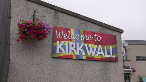 Bienvenido-Al-Cartel-De-Kirkwall-Con-La-Bandera-De-Orkney-En-La-Fachada-De-La-Casa,-Escocia,-Reino-Unido