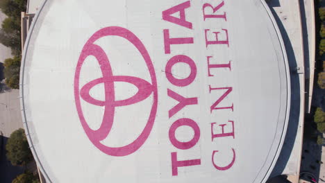 Toyota-Center-Arena-En-El-Centro-De-Houston,-Vista-Aérea-De-Arriba-Hacia-Abajo-Del-Logotipo-De-La-Azotea,-Texas,-Ee.uu.