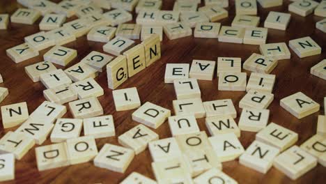 Zwischen-Verschiedenen-Buchstaben-Besteht-Das-Wort-„Gen-X“-Aus-Scrabblesteinen-Auf-Dem-Tisch