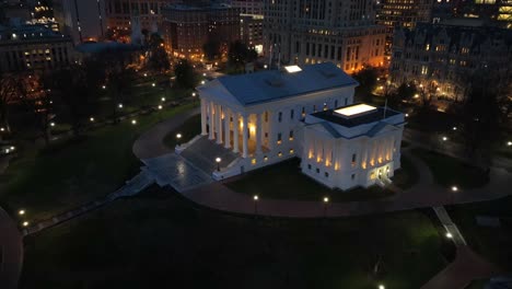 Edificio-Del-Capitolio-De-Virginia-En-La-Noche
