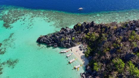Langsame-Drohnenaufnahmen-Eines-Strandes-Mit-Booten-Auf-Der-Insel-Coron-Auf-Den-Philippinen