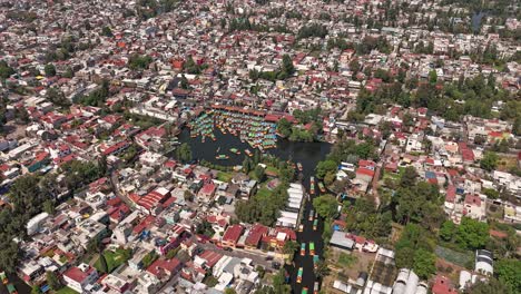 Xochimilco-In-Bewegung,-Hyperlapse-Luftaufnahmen-Der-Kanäle-Und-Trajineras