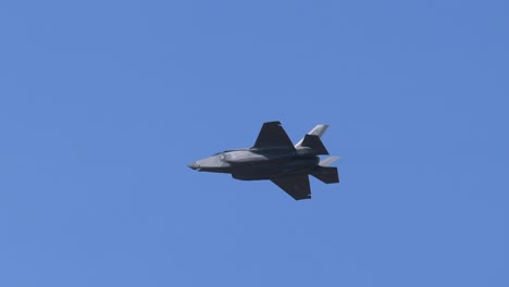 F35-Fighter-Jet-Airshow,-High-Speed-Flyby-with-Aileron-Roll-TRACK