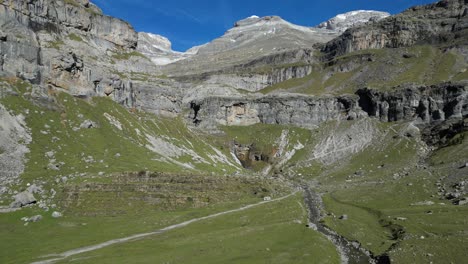 Valle-De-Montaña-En-El-Parque-Nacional-De-Ordesa-Y-Monte-Perdido,-Pirineos,-Norte-De-España---Antena-4k