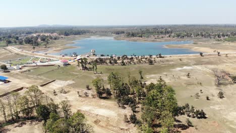 Toma-Aérea-Del-Hermoso-Parque-Inaugurado-Por-Hemant-Soren-En-La-Presa-De-Lakshanpur-En-Chatra,-Jharkhand,-India-Con-Un-Hermoso-Lago-De-Agua-Azul