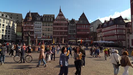 La-Plaza-Römerberg-Es-Como-Una-Cápsula-Del-Tiempo,-Pero-Está-Lejos-De-Estar-Estancada-En-El-Pasado-Porque-Hoy-En-Día-Es-Un-Centro-Vibrante-Donde-Tanto-Lugareños-Como-Turistas-Vienen-A-Disfrutar-De-La-Atmósfera.