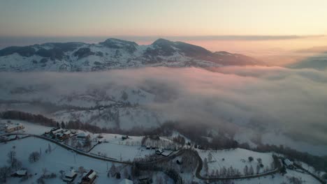 Das-Sonnenlicht-Der-Goldenen-Stunde-Badet-Das-Dorf-Pestera-Und-Hebt-Traditionelle-Häuser-Inmitten-Einer-Ruhigen-Landschaft-Hervor,-Mit-Bergen-Im-Hintergrund-Und-Einer-Ruhigen-Morgenstimmung