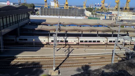 Tren-Interurbano-De-Renfe-Saliendo-De-La-Estación-Central-De-Cádiz,-España