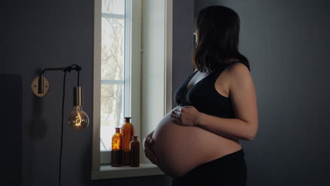 Pregnant-woman-expecting-twins,-getting-ready-for-labor