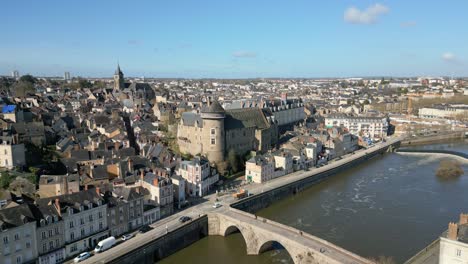 Castillo-De-Laval-Y-Viejo-Puente-Que-Cruza-El-Río-Mayenne.