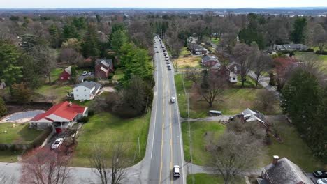 Conducir-Un-Coche-Por-La-Carretera-Parando-En-Un-Atasco-De-Tráfico-En-Una-Carretera-Panorámica-En-Un-Barrio-Residencial-Americano