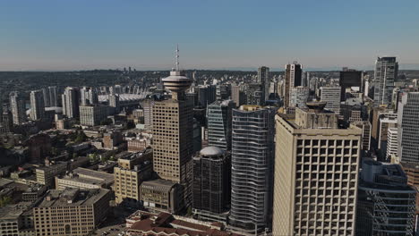 Vancouver-Bc-Canadá-Antena-V97-Drone-Sobrevuelo-De-La-Estación-De-Tren-Frente-Al-Mar-Que-Captura-El-Centro-De-La-Ciudad-Y-El-Paisaje-Urbano-Del-Puerto-De-Carbón,-Vistas-Del-Puerto-Deportivo-Y-El-Parque-Stanley---Filmado-Con-Mavic-3-Pro-Cine---Julio-De-2023