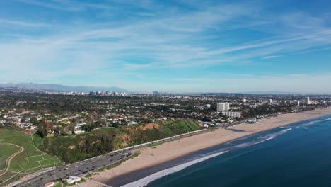 Toma-Aérea-De-Drones-Volando-Hacia-Santa-Mónica,-California-Con-El-Horizonte