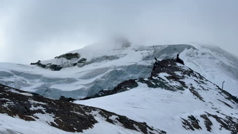 Eis-Gletscher-Felsen-Saas-Fee-Saastal-Zermatt-Gletscher-Berggipfel-Skigebiet-Schweiz-Schweizer-Alpen-Alpin-Tal-Herbst-Fallen-Platte-Alphabet-Taschorn-Bewölkt-Nebel-Nachmittag-Landschaft-Langsame-Schwenkung-Nach-Links