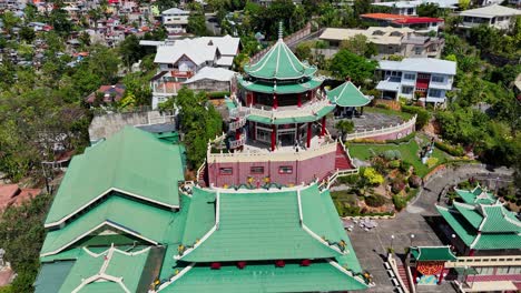 Kreisförmige-Drohnenaufnahmen-Des-Taoistischen-Tempels-Von-Cebu-Auf-Den-Philippinen